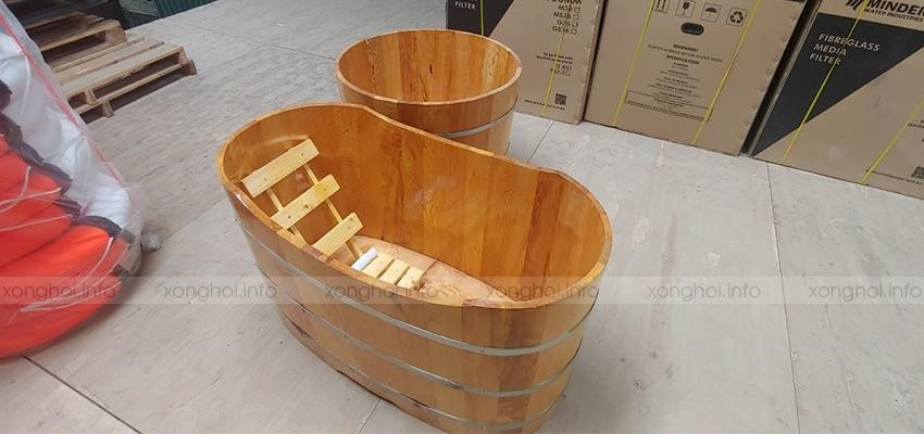 Bồn tắm bằng gỗ hình Oval có kích thước phù hợp nhiều lứa tuổi